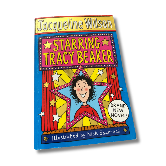 Book cover of 'Starring Tracy Beaker' by Jacqueline Wilson with colorful design and illustration.